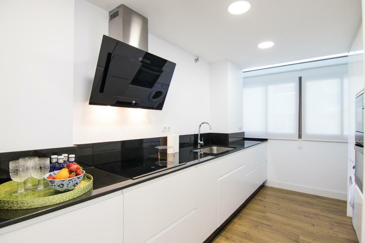 Homeforguest Stylish And Modern Apartment Overlooking Las Canteras Las Palmas Exterior photo