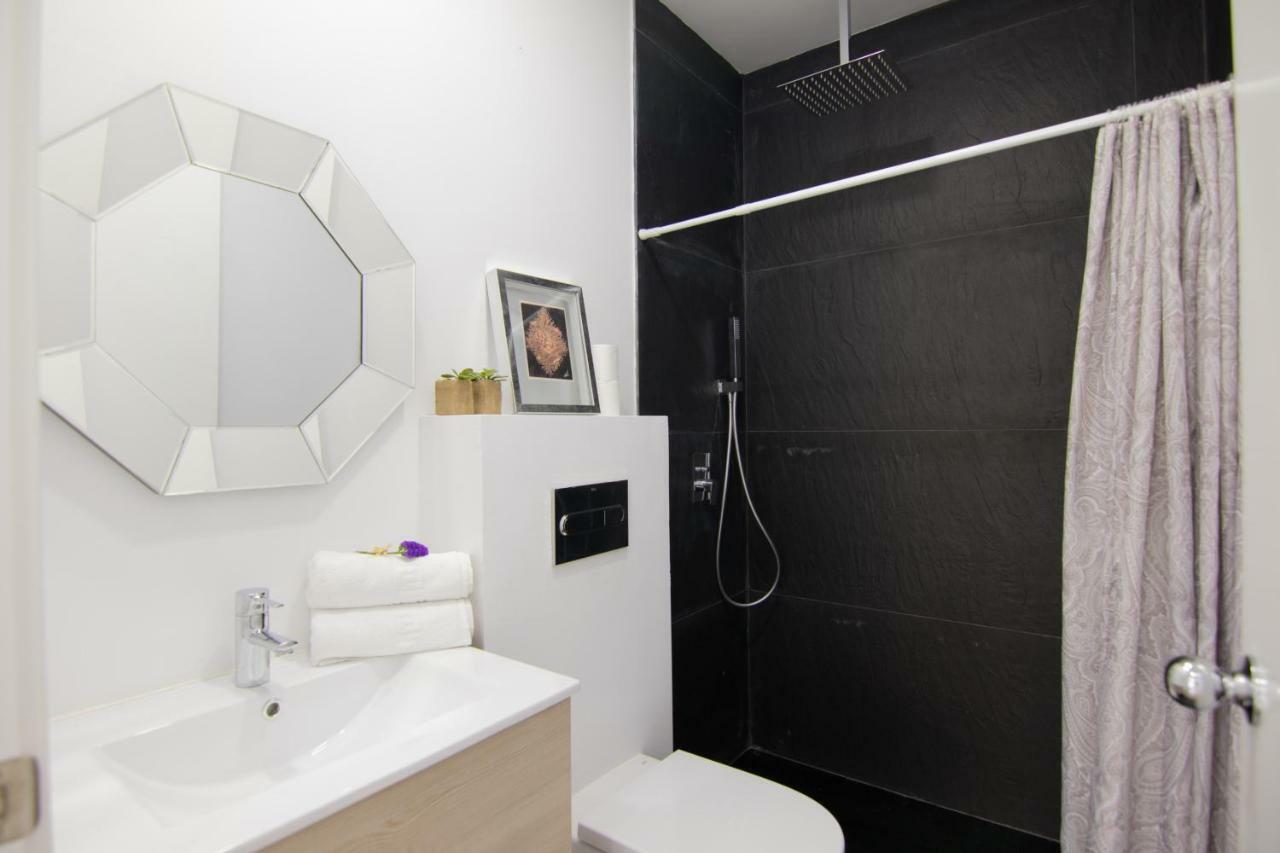 Homeforguest Stylish And Modern Apartment Overlooking Las Canteras Las Palmas Exterior photo