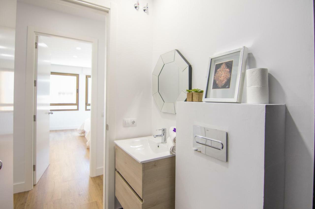 Homeforguest Stylish And Modern Apartment Overlooking Las Canteras Las Palmas Exterior photo